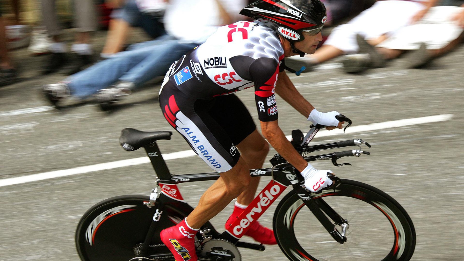 开云体育世界杯-F1引擎轰鸣与篮球绝杀，双城记里的速度与激情